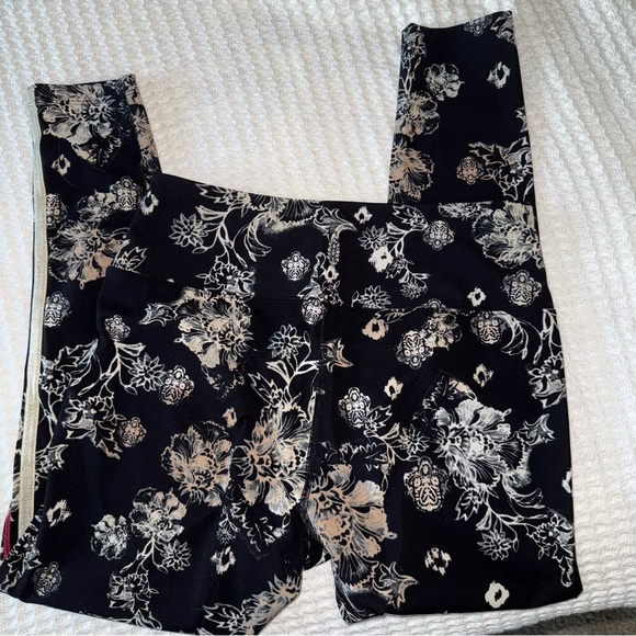 FP Movement Freestyle Floral Striped
Leggings High Rise Ankle Crop Drawstring - Picture 8 of 10